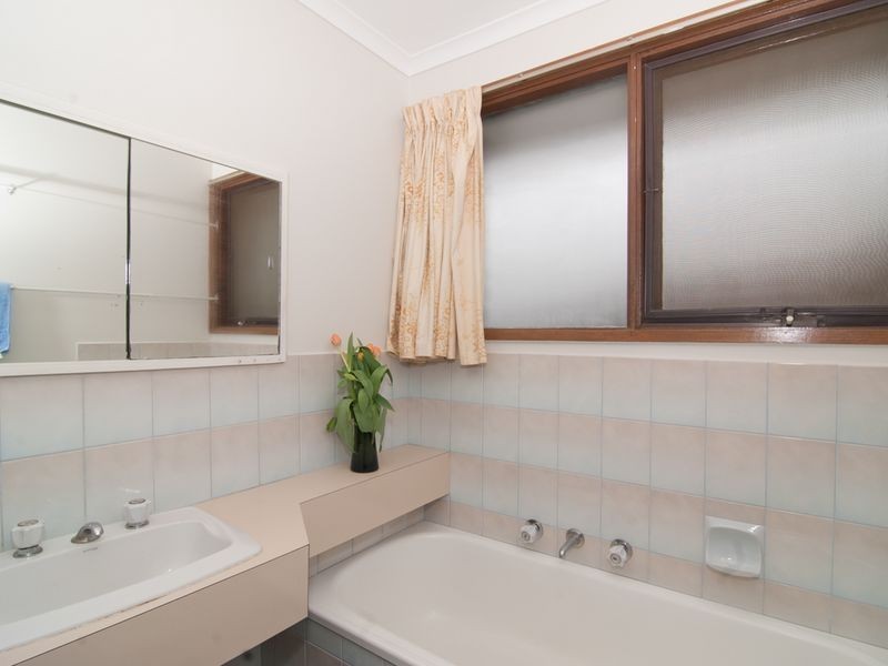 15 Floriana Avenue, Doveton VIC 3177