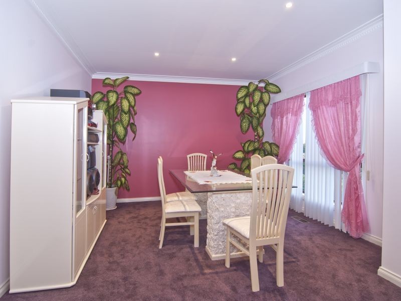 22 Sienna Crescent, Endeavour Hills VIC 3802