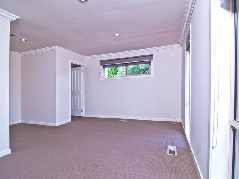 102 Chalcot Drive, Endeavour Hills VIC 3802