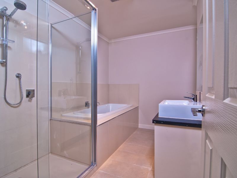 102 Chalcot Drive, Endeavour Hills VIC 3802