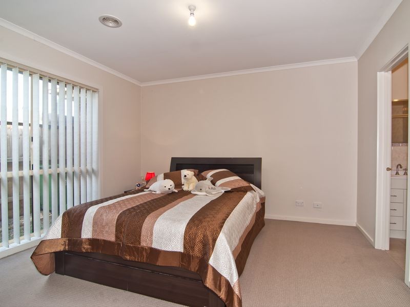 2/12 Burrows Avenue, Dandenong VIC 3175