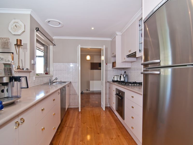 14 Rossiter Avenue, Endeavour Hills VIC 3802