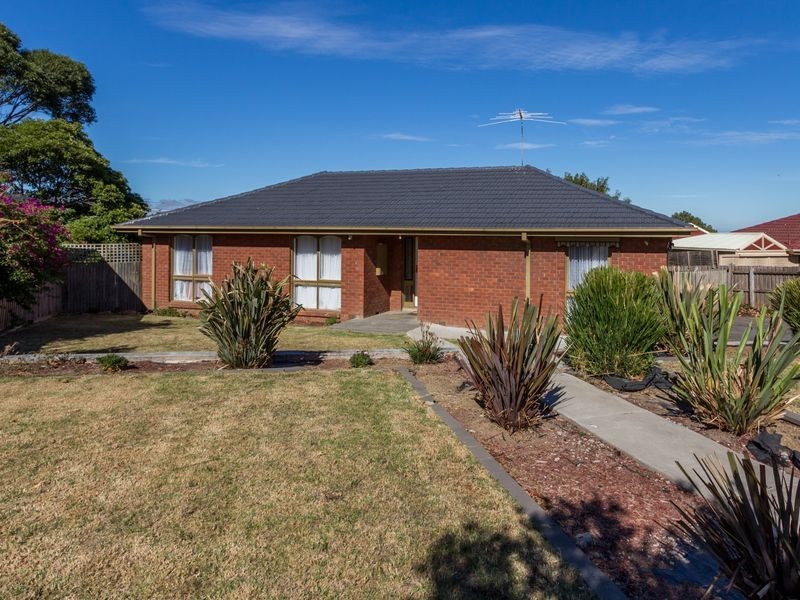 24 Ravenhill Crescent, Endeavour Hills VIC 3802