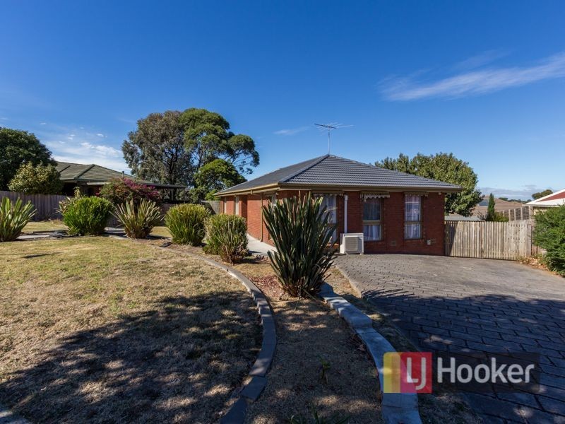 24 Ravenhill Crescent, Endeavour Hills VIC 3802