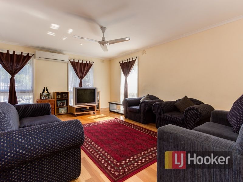 24 Ravenhill Crescent, Endeavour Hills VIC 3802