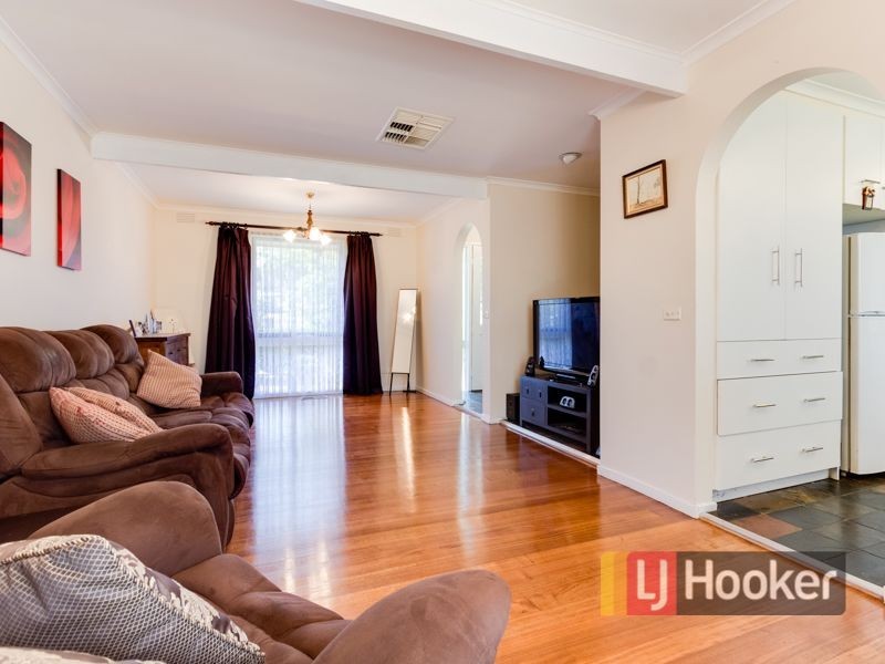 31 Isaac Smith Crescent, Endeavour Hills VIC 3802