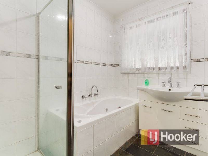 31 Isaac Smith Crescent, Endeavour Hills VIC 3802