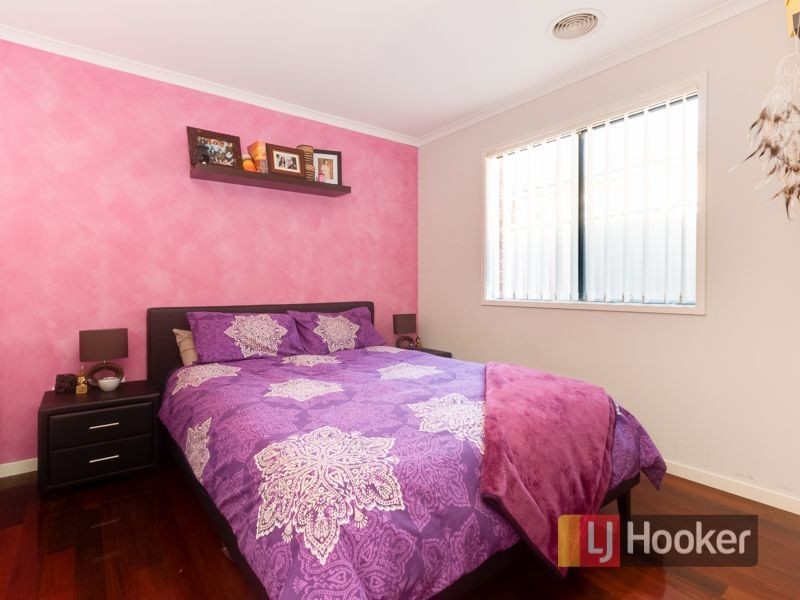 8 Cromwell Lane, Cranbourne East VIC 3977