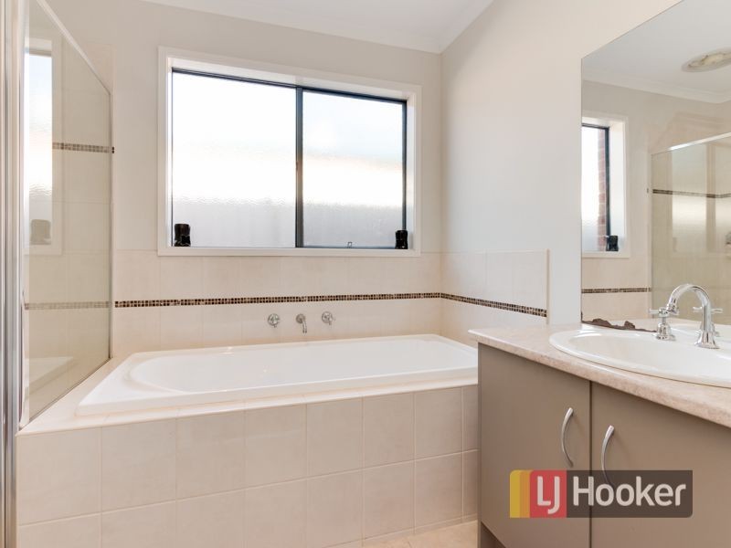 8 Cromwell Lane, Cranbourne East VIC 3977