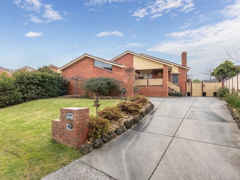 8 Enfield Close, Endeavour Hills VIC 3802