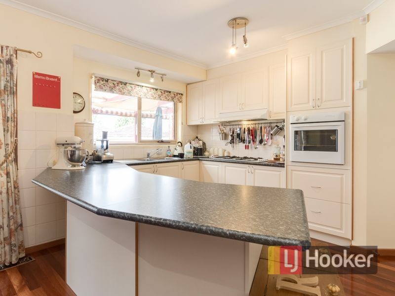 8 Enfield Close, Endeavour Hills VIC 3802