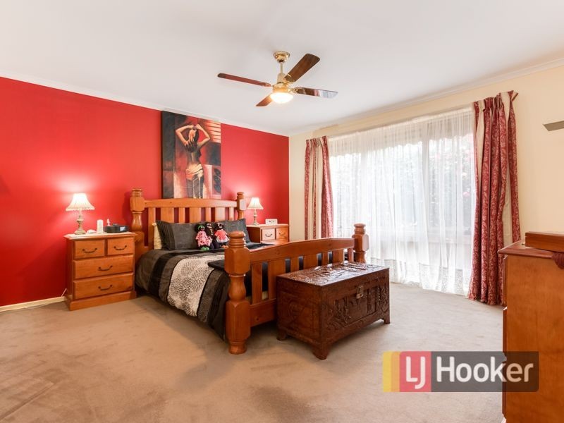 8 Enfield Close, Endeavour Hills VIC 3802