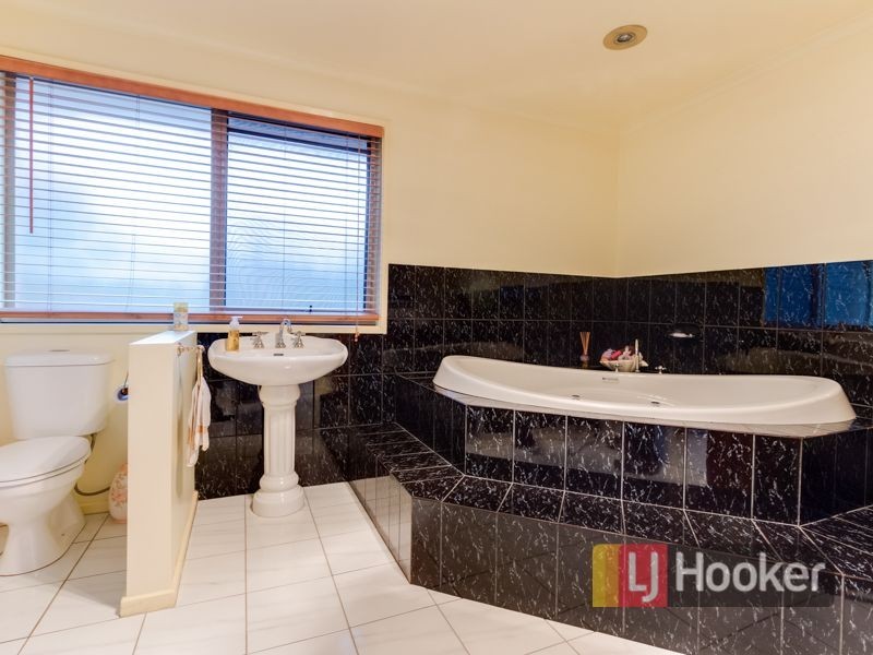 8 Enfield Close, Endeavour Hills VIC 3802