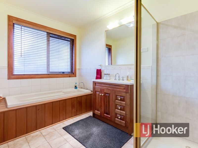 8 Enfield Close, Endeavour Hills VIC 3802