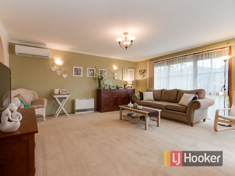 17 Skye Crescent, Endeavour Hills VIC 3802