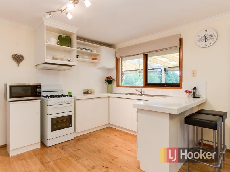 17 Skye Crescent, Endeavour Hills VIC 3802