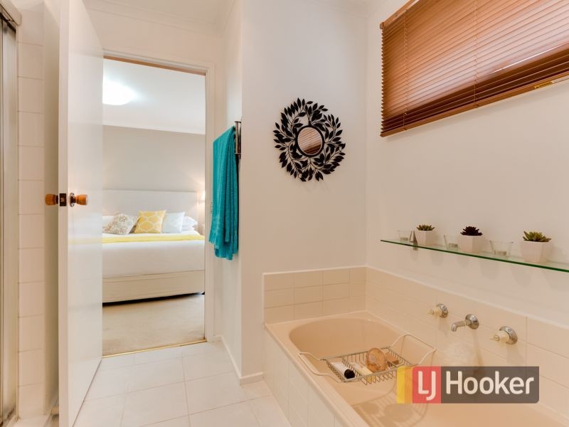 17 Skye Crescent, Endeavour Hills VIC 3802