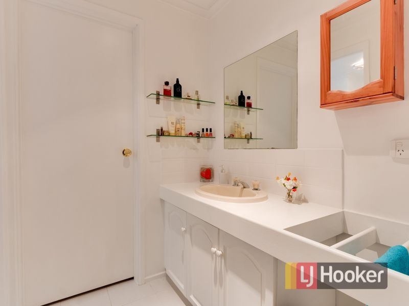 17 Skye Crescent, Endeavour Hills VIC 3802