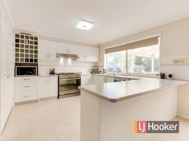 10 Barnsley Drive, Endeavour Hills VIC 3802