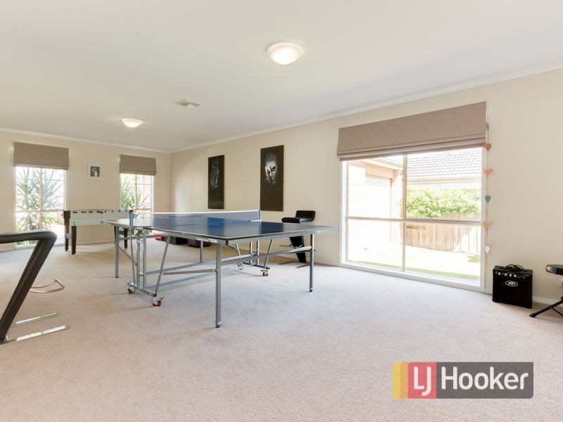 10 Barnsley Drive, Endeavour Hills VIC 3802