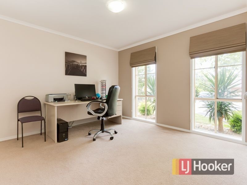 10 Barnsley Drive, Endeavour Hills VIC 3802