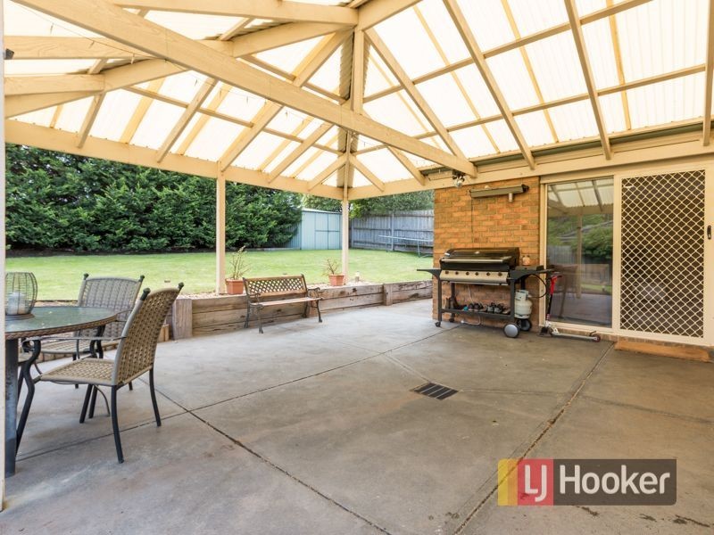 10 Barnsley Drive, Endeavour Hills VIC 3802