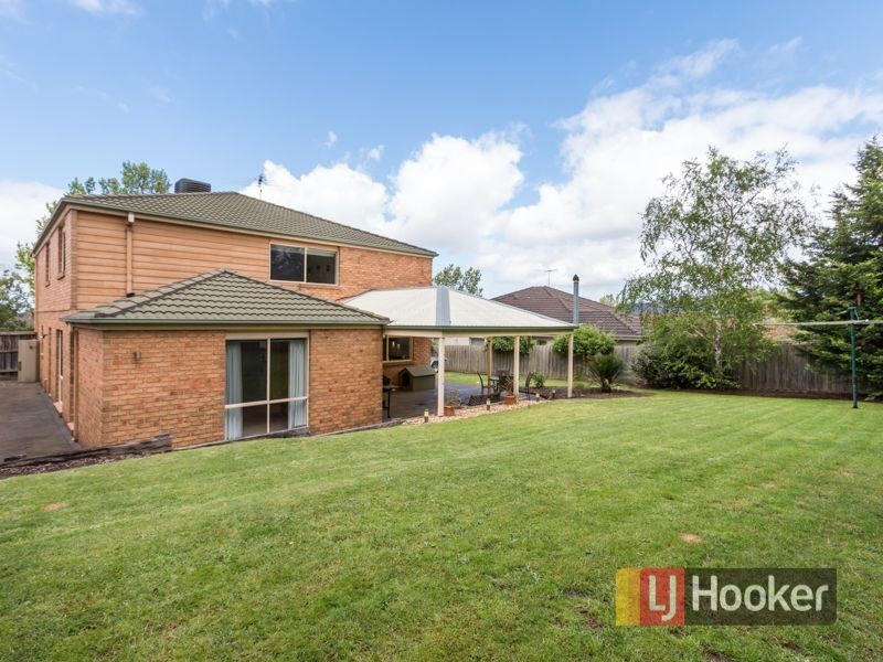 10 Barnsley Drive, Endeavour Hills VIC 3802