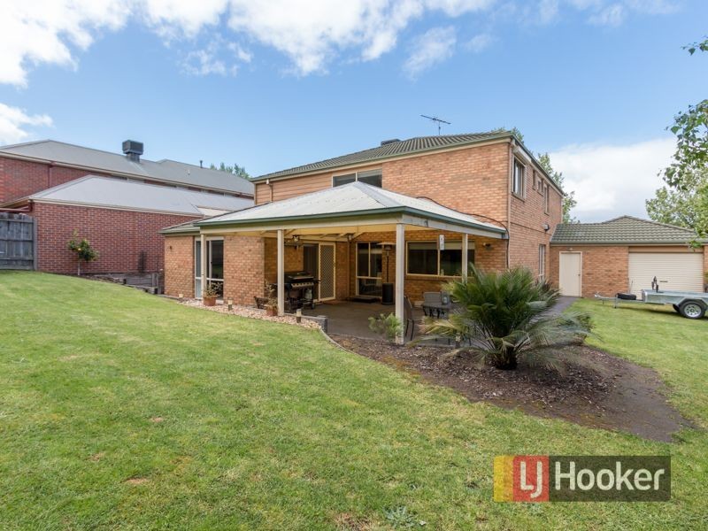 10 Barnsley Drive, Endeavour Hills VIC 3802