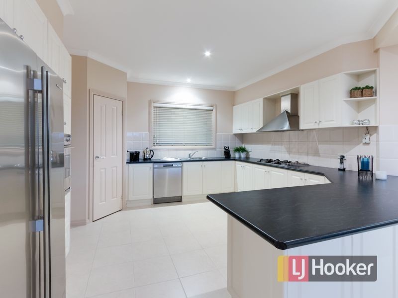 38 Joseph Banks Crescent, Endeavour Hills VIC 3802