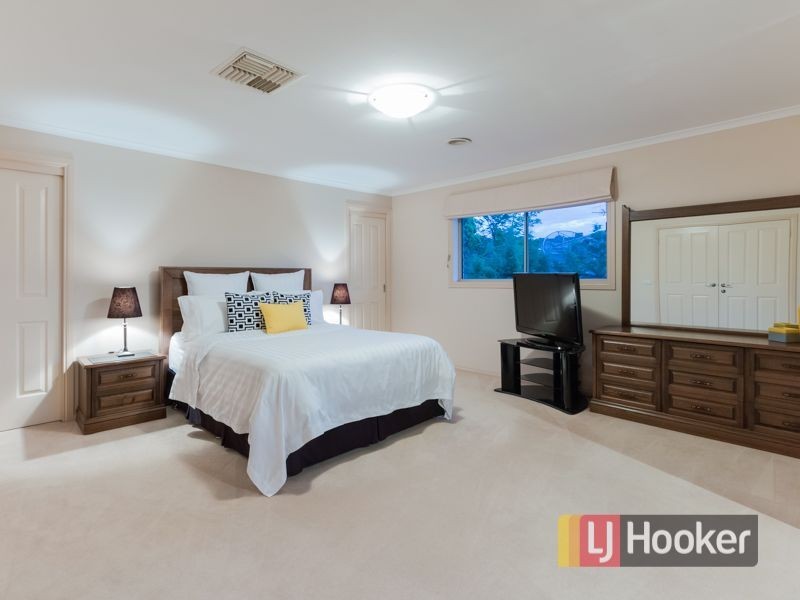 38 Joseph Banks Crescent, Endeavour Hills VIC 3802