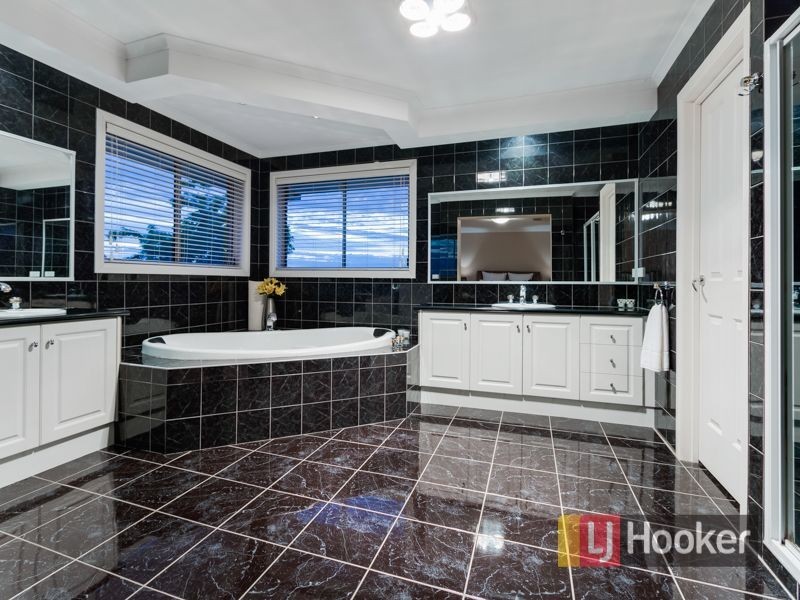 38 Joseph Banks Crescent, Endeavour Hills VIC 3802