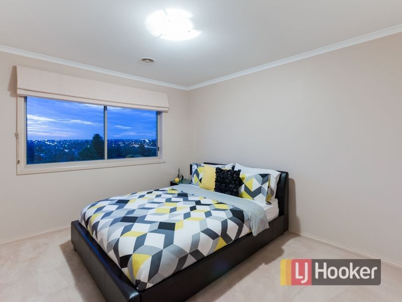 38 Joseph Banks Crescent, Endeavour Hills VIC 3802