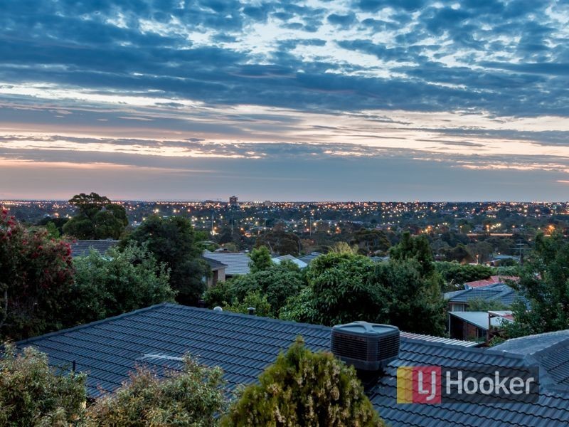 38 Joseph Banks Crescent, Endeavour Hills VIC 3802