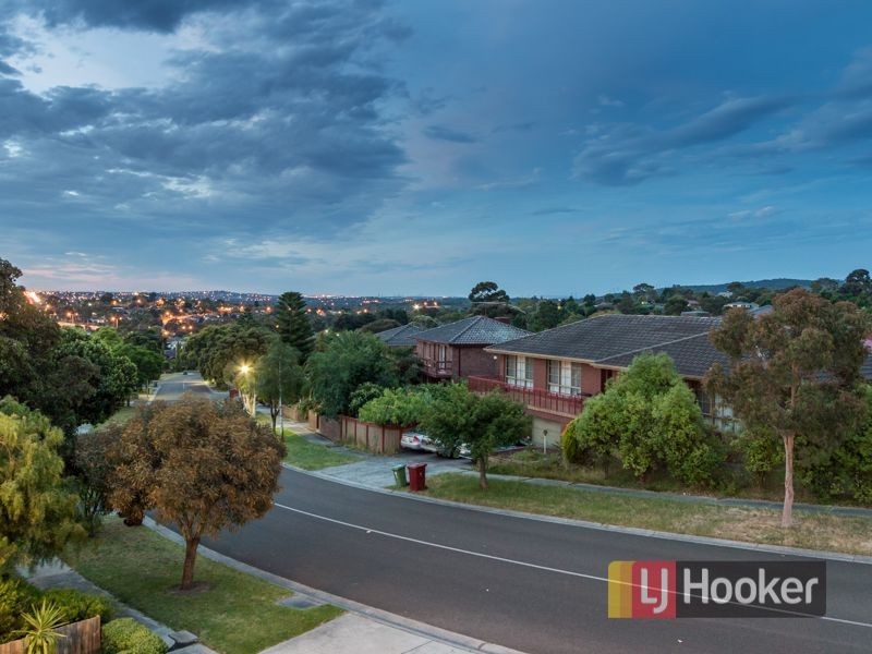 38 Joseph Banks Crescent, Endeavour Hills VIC 3802