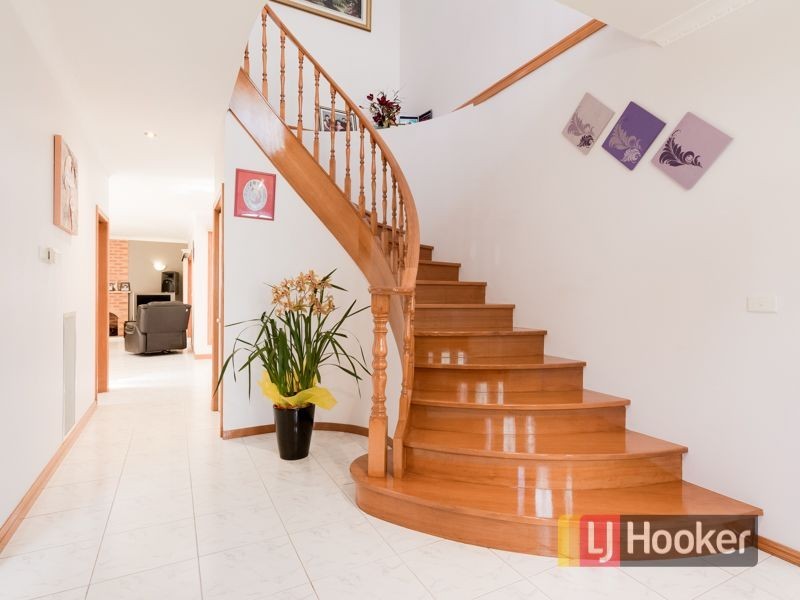 16 Barnsley Drive, Endeavour Hills VIC 3802