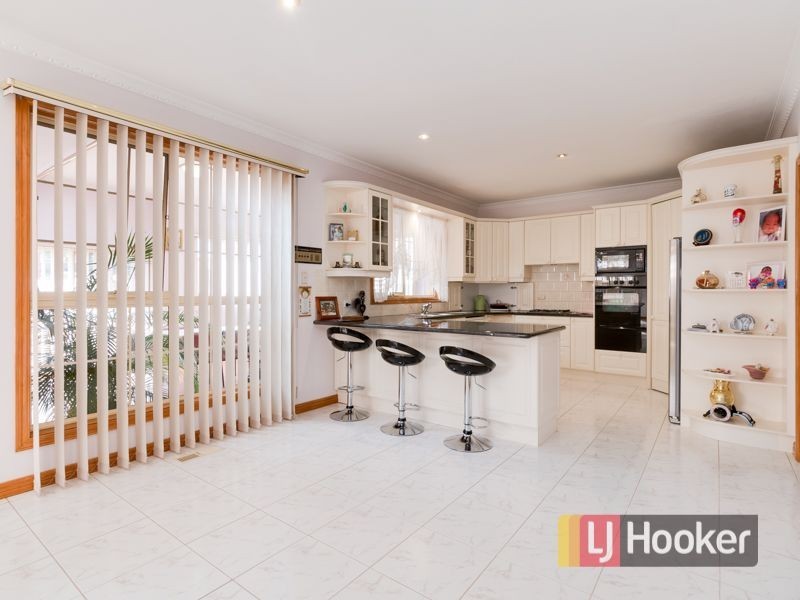 16 Barnsley Drive, Endeavour Hills VIC 3802