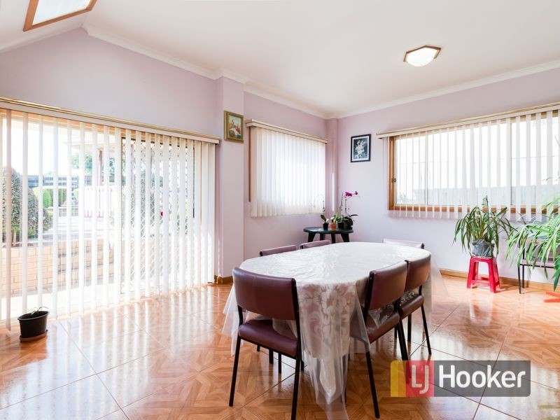 16 Barnsley Drive, Endeavour Hills VIC 3802