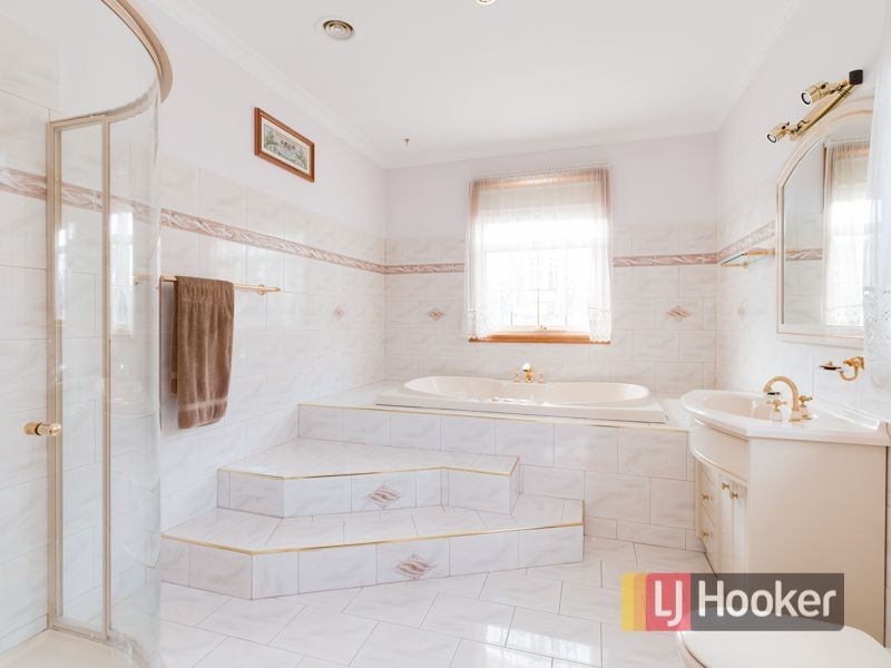 16 Barnsley Drive, Endeavour Hills VIC 3802