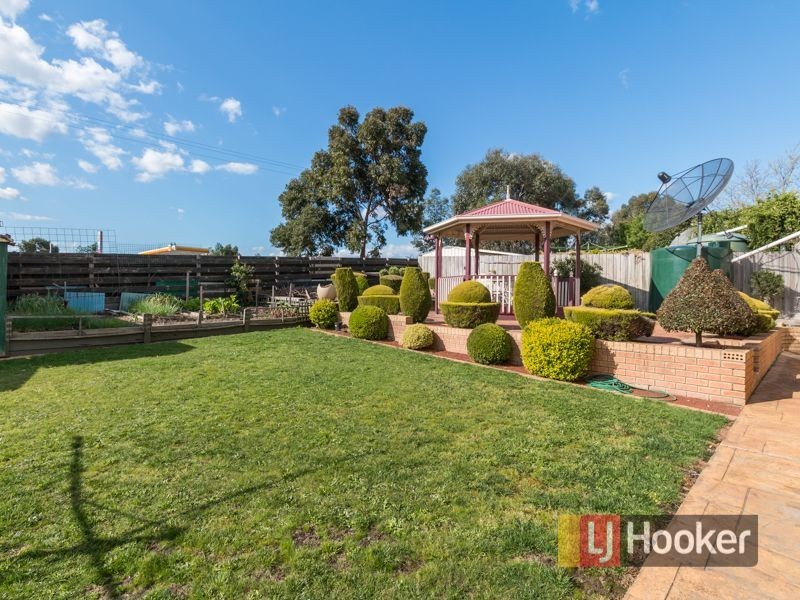 16 Barnsley Drive, Endeavour Hills VIC 3802