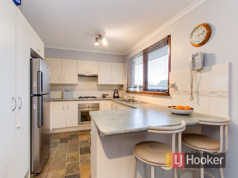 37 Skye Crescent, Endeavour Hills VIC 3802