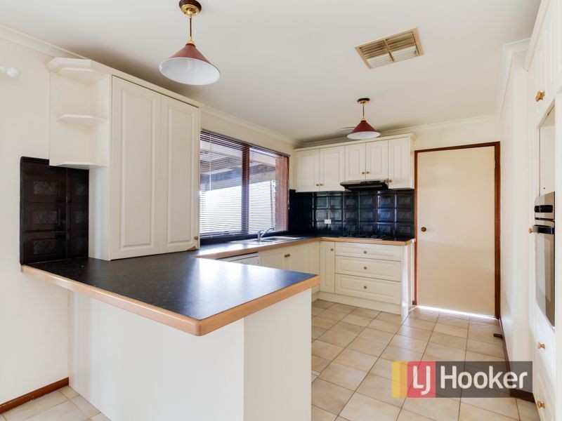 51 Kennington Park Drive, Endeavour Hills VIC 3802