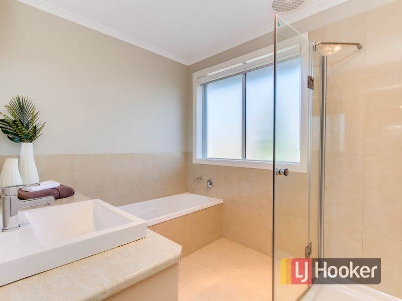 21 Edward Freeth Drive, Endeavour Hills VIC 3802