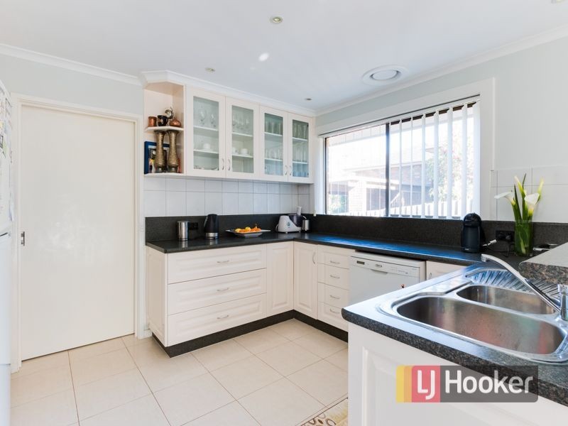 27 William Perry Close, Endeavour Hills VIC 3802