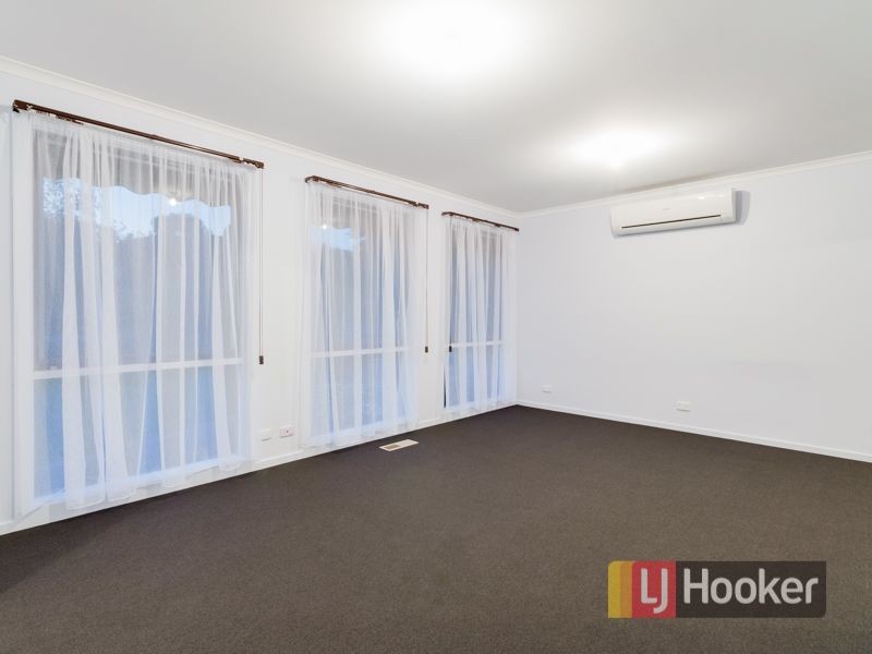 54 Ravenhill Crescent, Endeavour Hills VIC 3802