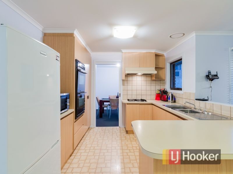 54 Ravenhill Crescent, Endeavour Hills VIC 3802