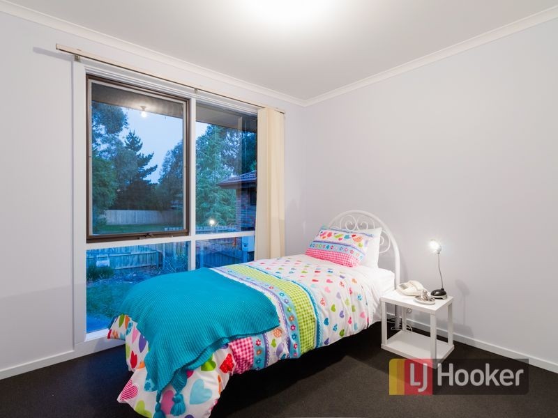 54 Ravenhill Crescent, Endeavour Hills VIC 3802