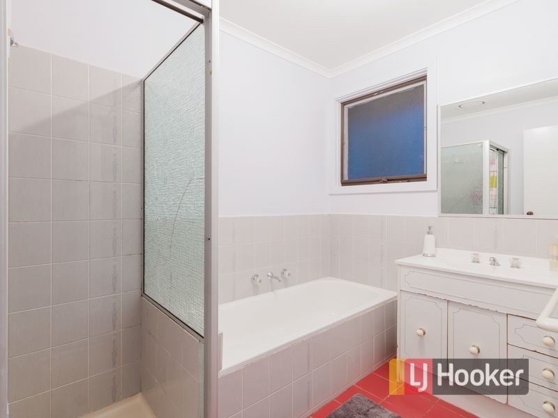 54 Ravenhill Crescent, Endeavour Hills VIC 3802