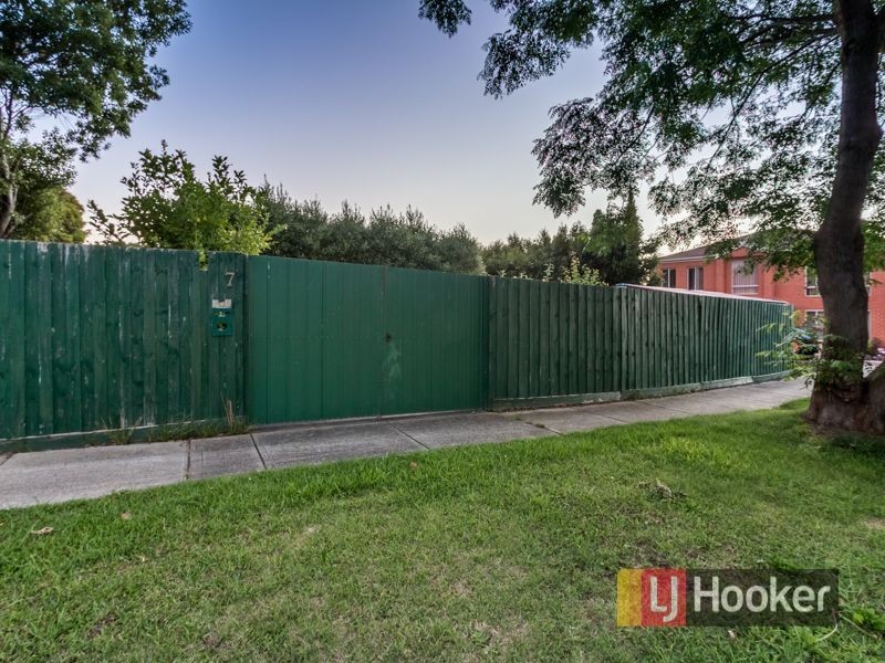 105 Amber Crescent, Narre Warren VIC 3805