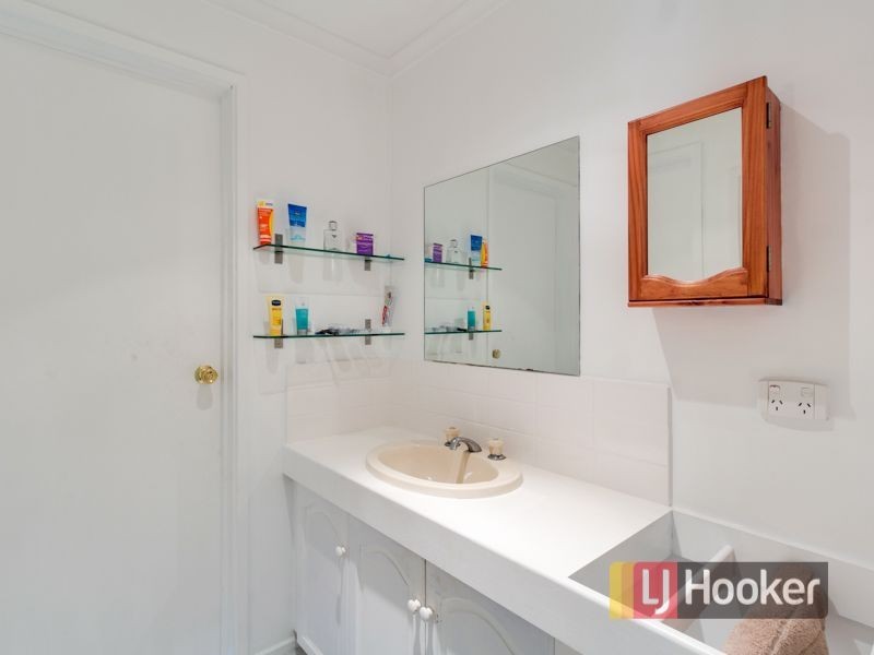 17 Skye Crescent, Endeavour Hills VIC 3802