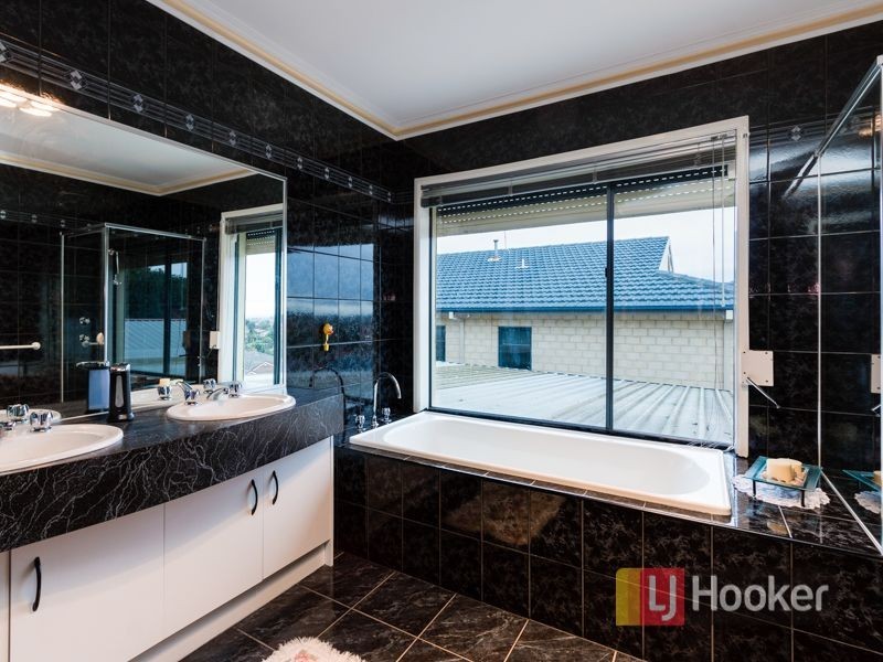 70 Lawson Way, Endeavour Hills VIC 3802